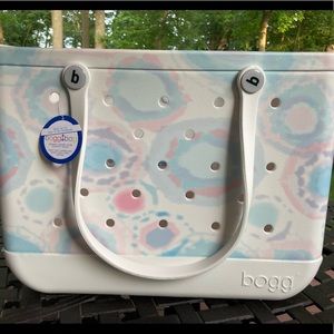 💗💙 NWT Limited Edition Tie Dye Bogg Bag